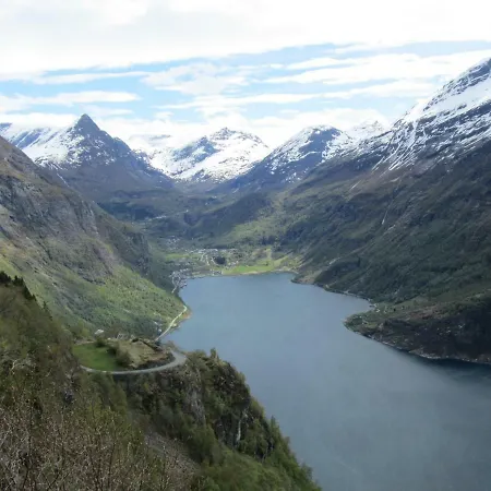 בית נופש Tiny House With Fjordview!