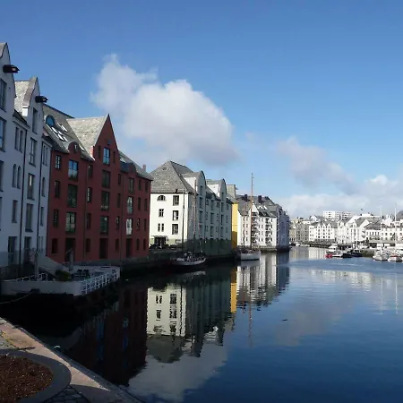 Tiny House With Fjordview! Vakantiehuis *